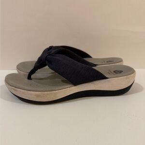 3:$20 Clarks Navy Flip Flops Size 7 EUC